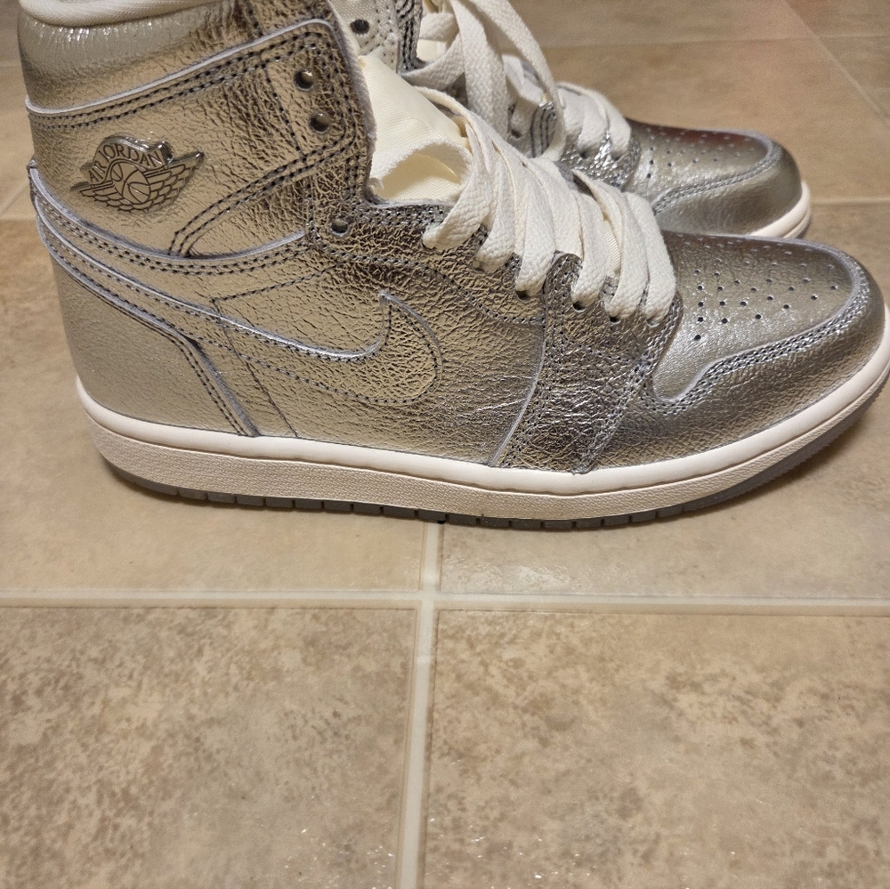 Women's Air Jordan 1 Retro High OG 'Chrome' - Metallic Silver/Photon Dust - Picture 9 of 11